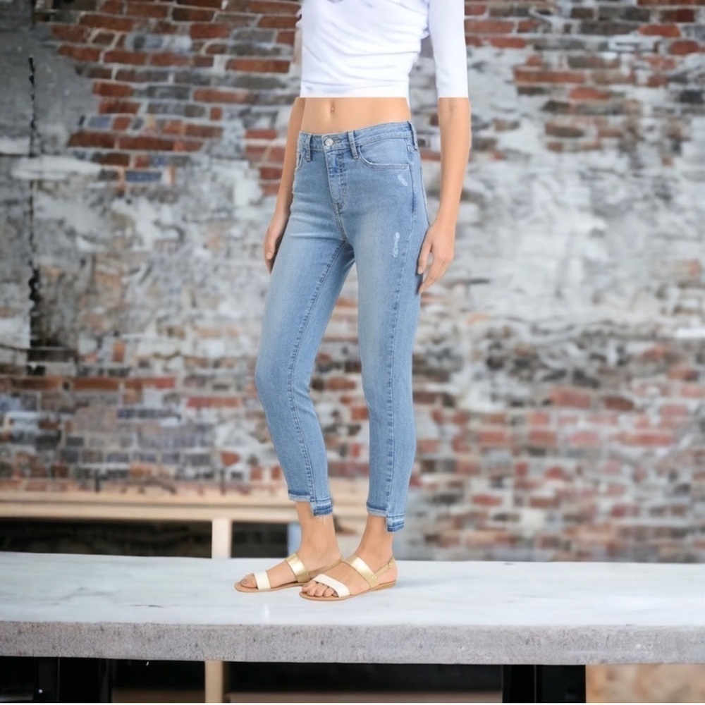 Elan | Light Wash Frayed Hem Distressed Jeans JES2093 | Size Medium - Picture 2 of 13